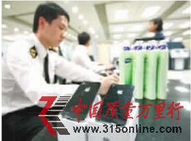 海關(guān)人員正在檢查過境物品。 海關(guān)人員正在檢查過境物品。