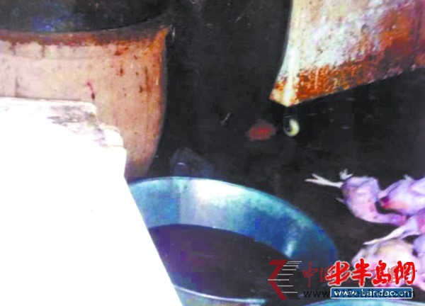 骯臟的加工病死雞作坊。 骯臟的加工病死雞作坊。