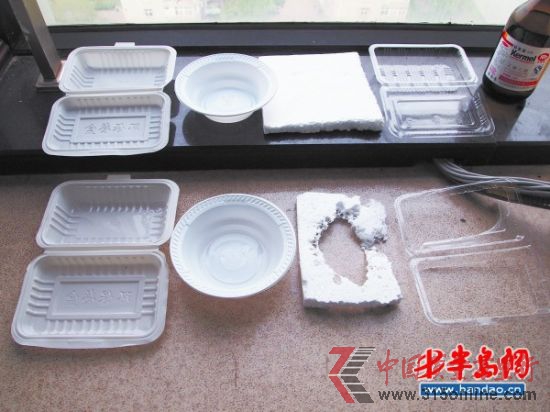 通過實驗發現,倒入乙酸乙酯后,PP一次性塑料飯盒、無標識一次性塑料碗 、發泡塑料板、PS一次性塑料透明飯盒(從左至右)分別出現了底部變軟變薄、物理扭曲 、被燒穿、底部溶化現象。 通過實驗發現,倒入乙酸乙酯后,PP一次性塑料飯盒、無標識一次性塑料碗 、發泡塑料板、PS一次性塑料透明飯盒(從左至右)分別出現了底部變軟變薄、物理扭曲 、被燒穿、底部溶化現象。