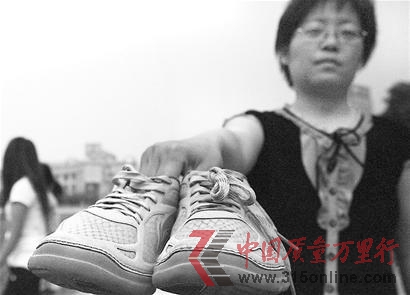 李寧鞋被曝買兩天鞋頭卷毛邊受消費者質疑