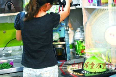 昨日,(重慶)沙坪壩區(qū)一飲料店,店員在用添加劑勾兌果汁。 本組圖片由記者 張路橋 攝 昨日,(重慶)沙坪壩區(qū)一飲料店,店員在用添加劑勾兌果汁。 本組圖片由記者 張路橋 攝