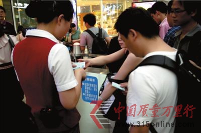 5月19日,北京南站去往天津的一趟列車,進站上車檢票時并沒有檢查身份證件。本報實習記者 趙恩澤攝 5月19日,北京南站去往天津的一趟列車,進站上車檢票時并沒有檢查身份證件。本報實習記者 趙恩澤攝