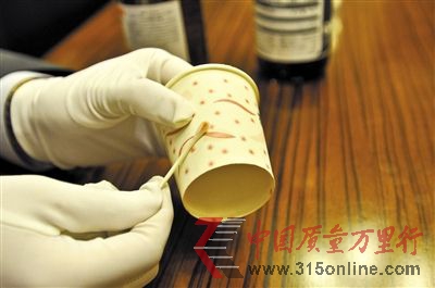 5 專家用蘸取乙醇溶劑的棉簽擦拭紙杯。 5 專家用蘸取乙醇溶劑的棉簽擦拭紙杯。