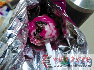 消費者數了一下,上面裹了5只蟑螂 消費者數了一下,上面裹了5只蟑螂