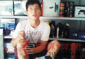 汽車用品店內(nèi)男子向記者介紹各類車膜。
