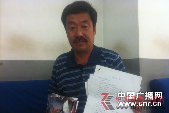 車主代表手持投訴材料和相關證據。