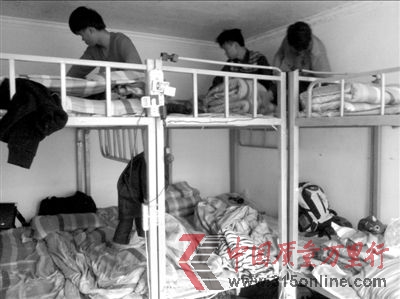 “演員”住處,4張上下鋪卻睡有12個(gè)人。本報(bào)實(shí)習(xí)記者王德陽(yáng)攝 “演員”住處,4張上下鋪卻睡有12個(gè)人。本報(bào)實(shí)習(xí)記者王德陽(yáng)攝