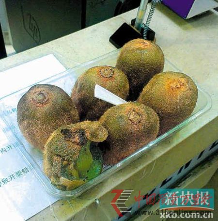 超市出售的奇異果已經(jīng)變質(zhì)過期。張若然/攝