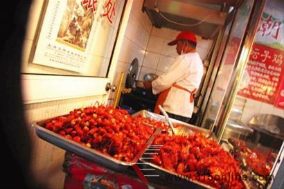 昨天,在位于嘉陵菜場內的“潮州鵝”熟食店,攤主正在加工小龍蝦。 昨天,在位于嘉陵菜場內的“潮州鵝”熟食店,攤主正在加工小龍蝦。