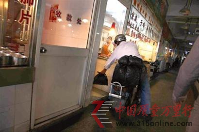 不良商販將死蝦送往熟食店:食后可能中毒