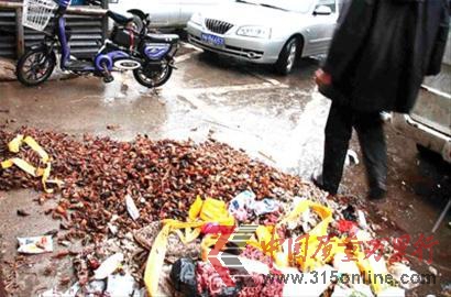 6月2日,七寶蔬菜農副產品綜合交易市場附近被遺棄的小龍蝦的頭部。 6月2日,七寶蔬菜農副產品綜合交易市場附近被遺棄的小龍蝦的頭部。