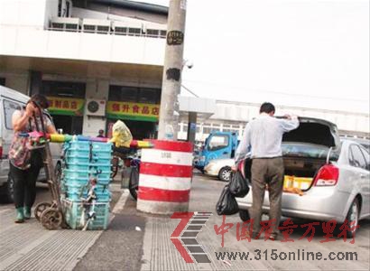 6月2日,七寶蔬菜農副產品綜合交易市場,有人開車收購死小龍蝦。 6月2日,七寶蔬菜農副產品綜合交易市場,有人開車收購死小龍蝦。