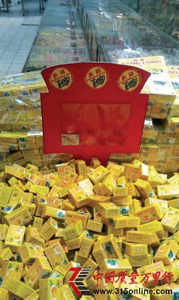 3月27日,家住西北路的張淼(化名)說,她在家樂福南湖店購買了一些散裝的綠豆糕,發現沒有生產日期。 3月27日,家住西北路的張淼(化名)說,她在家樂福南湖店購買了一些散裝的綠豆糕,發現沒有生產日期。