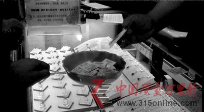 暗訪中,柜員從柜臺(tái)下拿出獎(jiǎng)票,讓記者抽取。本報(bào)實(shí)習(xí)記者趙恩澤攝 暗訪中,柜員從柜臺(tái)下拿出獎(jiǎng)票,讓記者抽取。本報(bào)實(shí)習(xí)記者趙恩澤攝