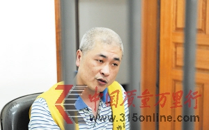 年僅37歲的廖代招頭發已經幾乎全白,自稱是“想事多了”造成的。 余志雄 攝 年僅37歲的廖代招頭發已經幾乎全白,自稱是“想事多了”造成的。 余志雄 攝