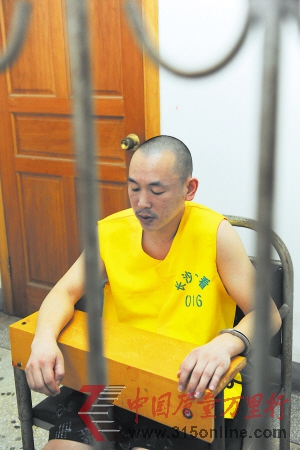 孫四華向記者講述自己生產假酒過程中的一些內幕。余志雄 攝 孫四華向記者講述自己生產假酒過程中的一些內幕。余志雄 攝