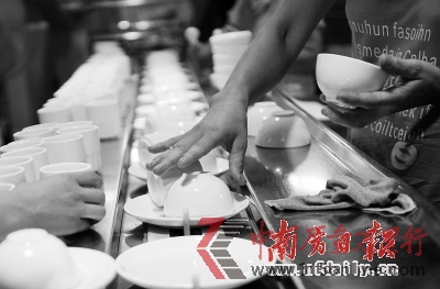 工人未戴手套就進行餐具包裝。宋文輝 攝 工人未戴手套就進行餐具包裝。宋文輝 攝