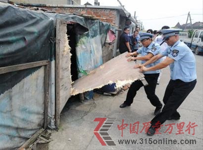 執(zhí)法人員拆除加工窩棚 執(zhí)法人員拆除加工窩棚
