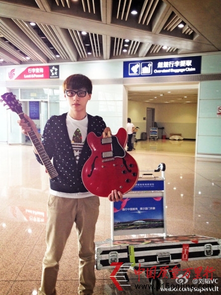 圖:劉韜的GibsonES335電吉他在托運(yùn)時被損壞 圖:劉韜的GibsonES335電吉他在托運(yùn)時被損壞