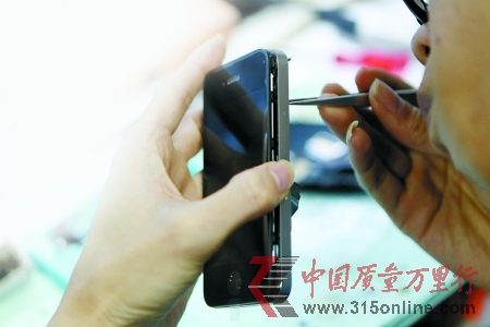 維修人員在修理iPhone手機(jī) CFP圖 維修人員在修理iPhone手機(jī) CFP圖