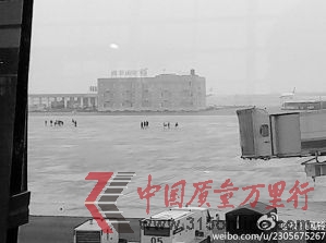 網(wǎng)友@高原風(fēng)鈴 拍到乘客沖進(jìn)了停機(jī)坪