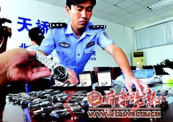 警方查獲的各種假冒國際知名品牌的手表。 本報(bào)記者 徐延春 攝 警方查獲的各種假冒國際知名品牌的手表。 本報(bào)記者 徐延春 攝