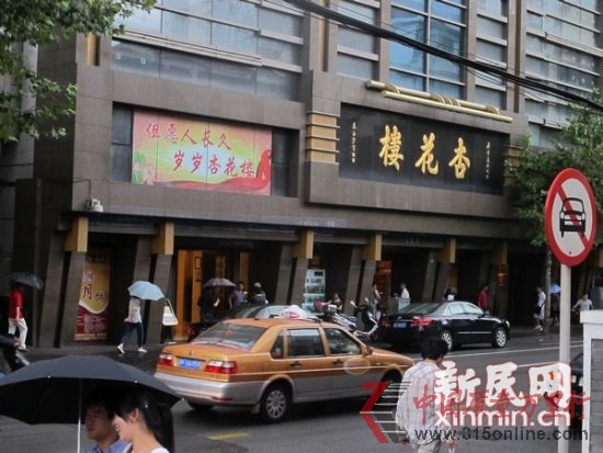 天公雖然不作美,但門店前的“月餅黃牛”數量仍是不少。新民網記者朱正炎 現場回傳