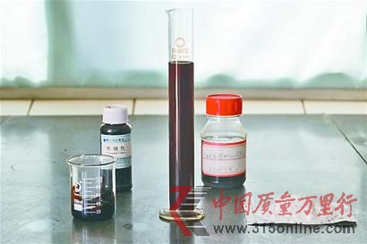 按比例備好原料:鹽64.3克,焦糖色添加劑26克,動物氨基酸36克。