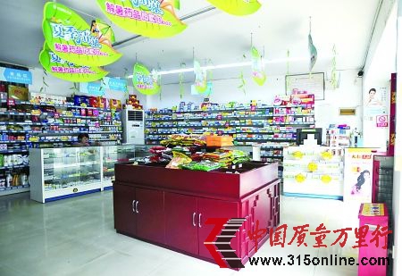 8月8日,重慶市沙坪壩區石碾盤,記者所調查的這家藥店里不見藥師。記者 吳珊 攝 8月8日,重慶市沙坪壩區石碾盤,記者所調查的這家藥店里不見藥師。記者 吳珊 攝