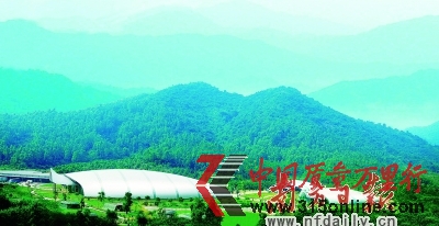 在青山綠樹的掩映中,景田礦泉水生產(chǎn)基地的龜形廠房和百歲山相得益彰。 在青山綠樹的掩映中,景田礦泉水生產(chǎn)基地的龜形廠房和百歲山相得益彰。