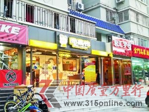 鹵西西紅黃相間的配色方案和小男孩頭像的商標還是讓人聯想到以前的周黑鴨。