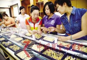 連日來(lái),黃金價(jià)格出現(xiàn)慣性上漲,市民的投資情緒也隨之升高。 連日來(lái),黃金價(jià)格出現(xiàn)慣性上漲,市民的投資情緒也隨之升高。