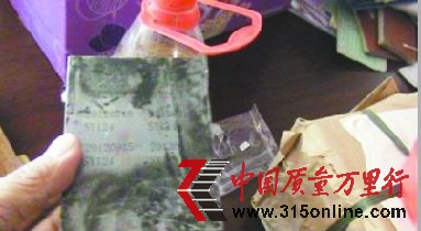 工商執(zhí)法人員在現(xiàn)場查扣用于更改日期的工具。 本版圖片由記者 王鵬 攝 工商執(zhí)法人員在現(xiàn)場查扣用于更改日期的工具。 本版圖片由記者 王鵬 攝