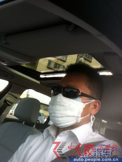 袁先生開車時要戴兩副口罩。 袁先生開車時要戴兩副口罩。