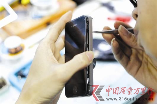 圖為:智能手機維修收費投訴不斷(圖文無關) (CFP圖)