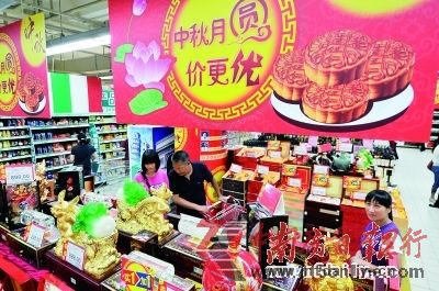 執法人員建議消費者,要到信譽度高、進貨把關嚴格、經營時間較長的大超市、大商場購買月餅。 丁玎 攝 執法人員建議消費者,要到信譽度高、進貨把關嚴格、經營時間較長的大超市、大商場購買月餅。 丁玎 攝