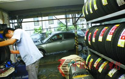 不少車主在節日出行前對車輛進行檢修,汽修店業務量增加 不少車主在節日出行前對車輛進行檢修,汽修店業務量增加