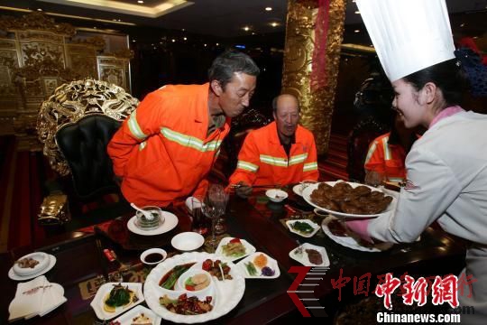 9月30日中秋節,一條“山西太原一商家中秋請環衛工人吃鮑魚”的新聞在網絡上發布后,迅速引起國內外多家媒體轉載與網友的熱議,網民對此褒貶不一。 張云 攝