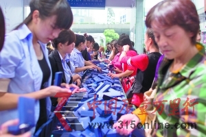 10月21日,銷售人員正在展臺前向顧客兜售“慕斯梵”水晶。 早報記者 楊一 圖 10月21日,銷售人員正在展臺前向顧客兜售“慕斯梵”水晶。 早報記者 楊一 圖