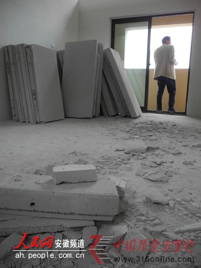 業主們的心就像這些板材一樣,碎了一地 業主們的心就像這些板材一樣,碎了一地