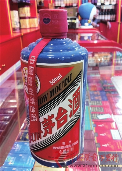 <b>一家煙酒銷售行在售的茅臺專供酒。本報(bào)記者胡笑紅攝</b> <b>一家煙酒銷售行在售的茅臺專供酒。本報(bào)記者胡笑紅攝</b>
