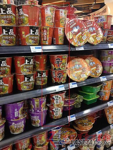 圖片說明:滬超市暫未下架農(nóng)心方便面 圖片說明:滬超市暫未下架農(nóng)心方便面