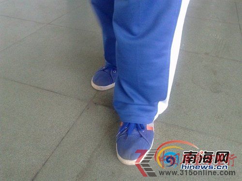 圖為海南省農墾中學的學生定制的“愛格樂”牌帆布鞋。(南海網記者譚邦會攝) 圖為海南省農墾中學的學生定制的“愛格樂”牌帆布鞋。(南海網記者譚邦會攝)