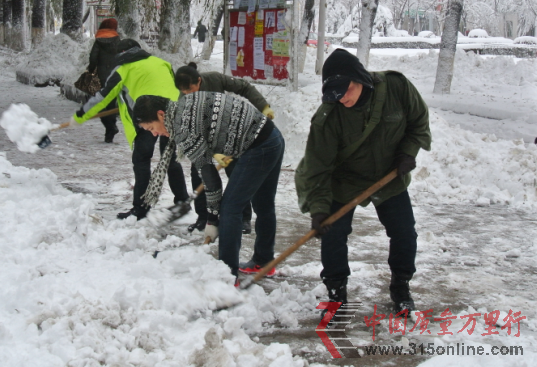 市民們積極清理路旁積雪。包洪生攝 市民們積極清理路旁積雪。包洪生攝