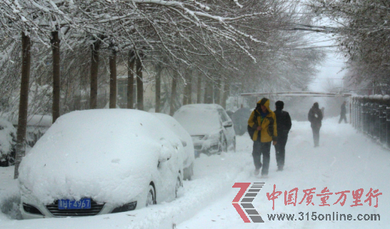 人們在暴風雪中艱難地行走。包洪生攝 人們在暴風雪中艱難地行走。包洪生攝