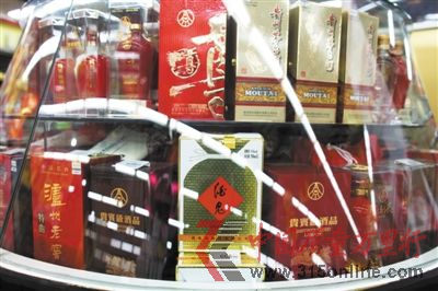 昨日,北京一家大型超市里,酒鬼酒正常銷售。新京報記者 侯少卿 攝