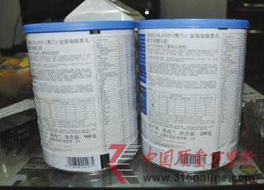 劉先生之前買的奶粉和近日買的奶粉白標(biāo)對比。 劉先生之前買的奶粉和近日買的奶粉白標(biāo)對比。