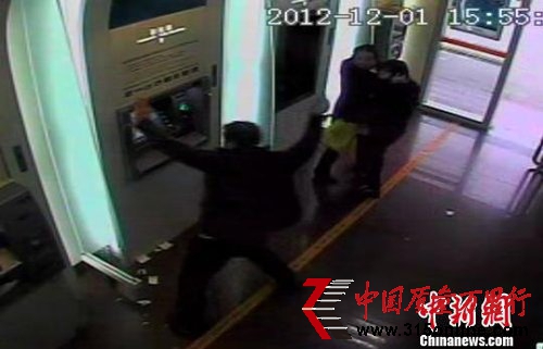 銀行ATM機(jī)“罷工”吞卡 用戶(hù)不滿(mǎn)掄磚連砸被拘