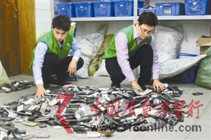 華強北一回收點人員在整理收到的廢舊手機。