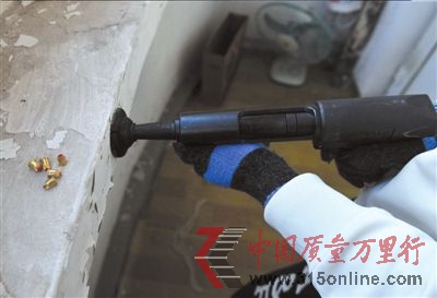 射釘槍被改造成可以射出空包彈。本報記者陶冉攝 射釘槍被改造成可以射出空包彈。本報記者陶冉攝